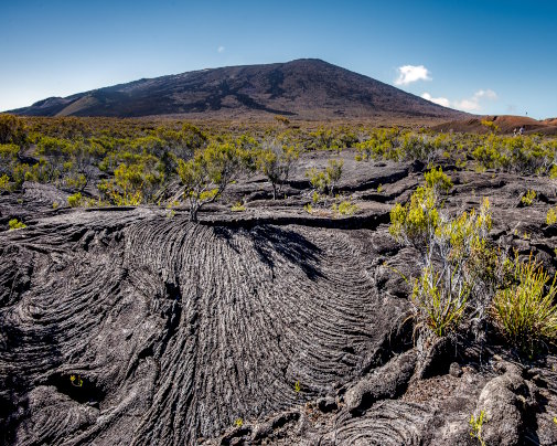 Le piton de la Fournaise avec des coulées de lave au premier plan, sur l'île de La Réunion