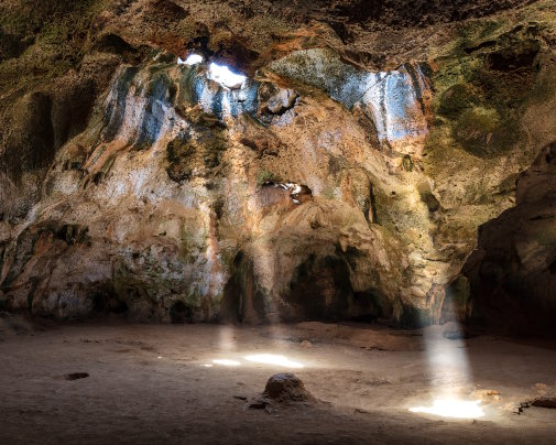 La grotte de Quadirikiri, célèbre pour ses vastes salles éclairées naturellement par la lumière du soleil, à Aruba La grotte de Quadirikiri, célèbre pour ses vastes salles éclairées naturellement par la lumière du soleil, à Aruba