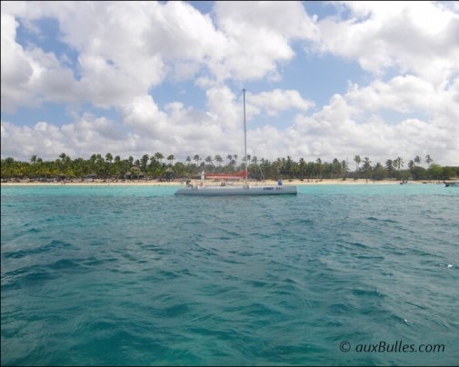 De nombreux tours organisés vous proposent des excursions à la journée sur l'île de Saona, par catamarans et petits bateaux à moteur De nombreux tours organisés vous proposent des excursions à la journée sur l'île de Saona, par catamarans et petits bateaux à moteur