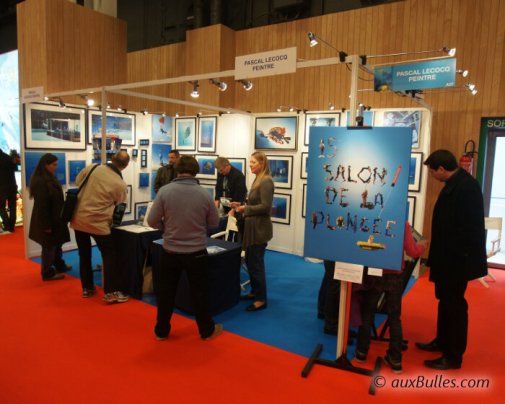 Un artiste peintre propose aux visiteurs de découvrir et acheter ses œuvres dédiées au monde marin  sur son stand !