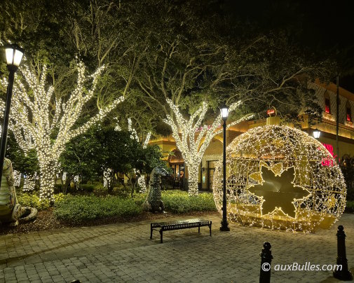 Les illuminations de Noël donne une ambiance chaleureuse la nuit à Sawgrass Mills