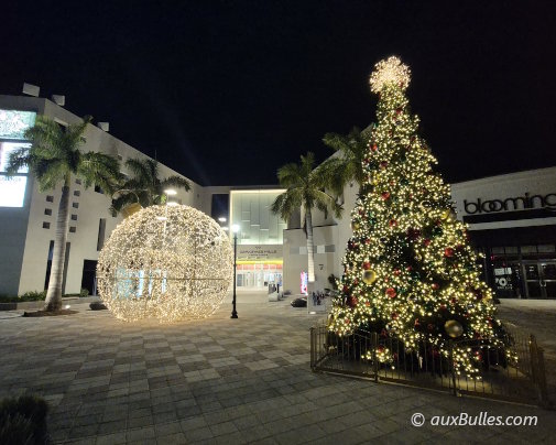 Un majestueux sapin de Noël et des boules géantes illuminées à Sawgrass Mills