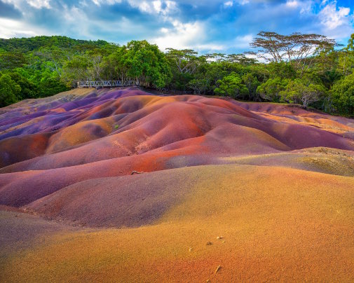 Les Terres des Sept Couleurs de Chamarel, entourées par la forêt tropicale, sur l'île Maurice