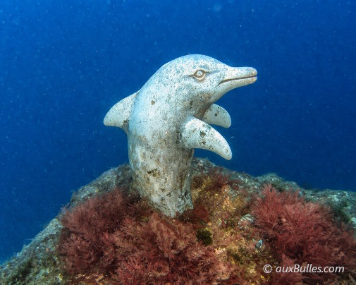 Scuba diving in the Medes islands featuring the iconic Dolphin Cave and its statue