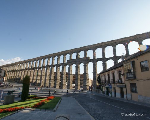 L'aqueduc romain de Ségovie en Espagne avec ses 167 arches en granit
