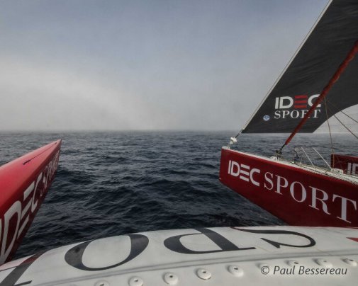 Le maxi trimaran IDEC SPORT glisse sur l'eau à la quête du Trophée Jules Verne !