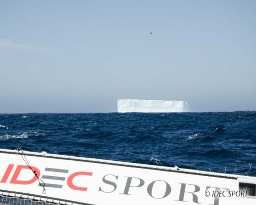 La rencontre du maxi trimaran IDEC SPORT avec un immense iceberg de 700 mètres de longueur et 100 mètres de hauteur !
