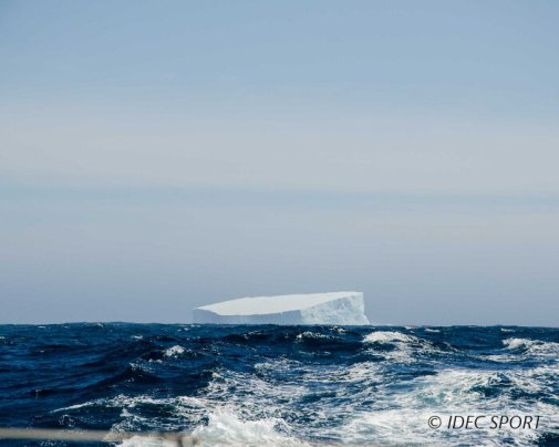 Un iceberg géant se dresse sur la route du maxi trimaran IDEC SPORT