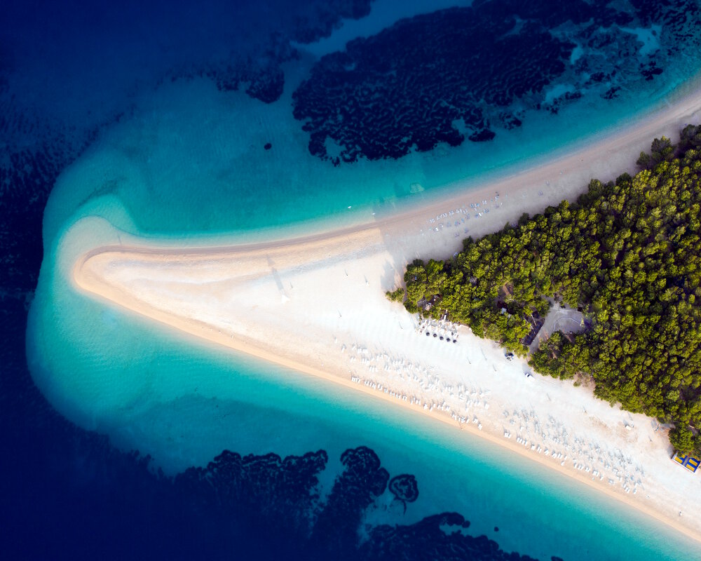 Vue aérienne de Zlatni Rat, avec sa plage emblématique et les eaux turquoise de la mer Adriatique Vue aérienne de Zlatni Rat, avec sa plage emblématique et les eaux turquoise de la mer Adriatique