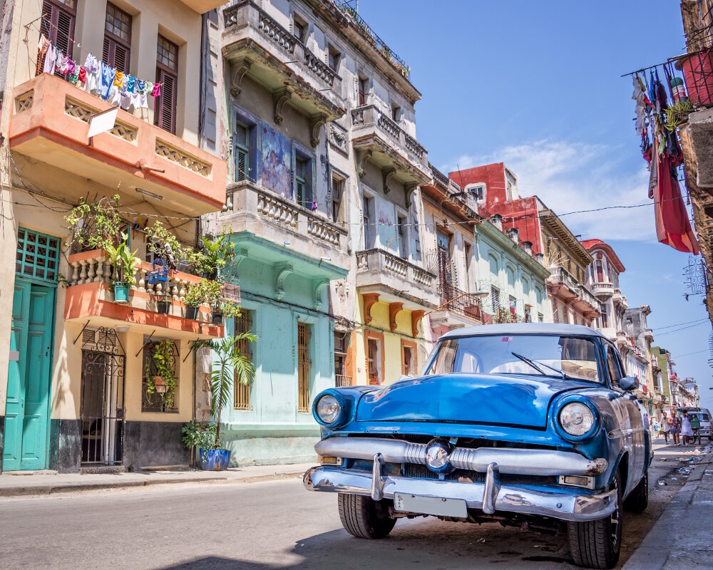 Une vieille voiture américaine dans les rues des vieux quartiers de La Havane à Cuba