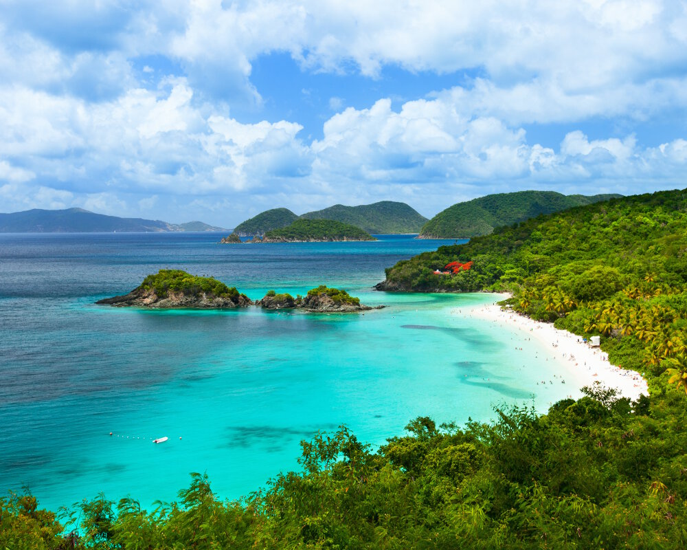 L'île de Saint-John avec la plage de Trunk Bay, son sable blanc et ses eaux turquoises