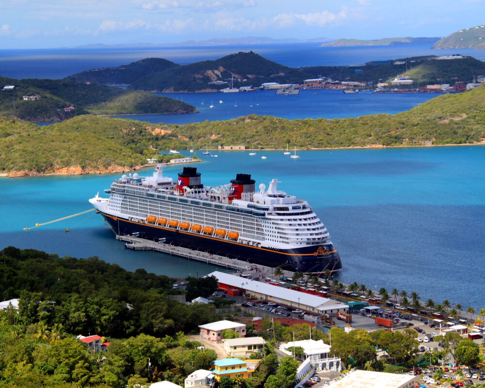 La paquebot de croisière Fantasy de Disney en escale sur l'île de Saint-Thomas