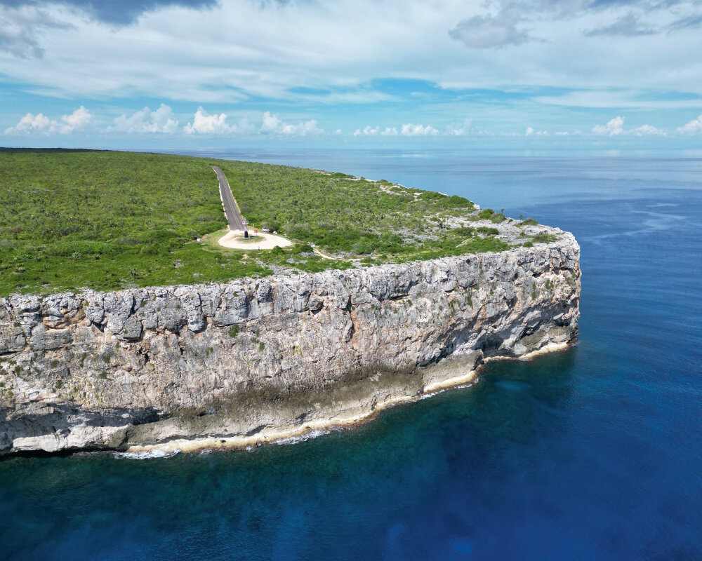 L'île de Cayman Brac avec ses impressionnantes falaises de calcaire