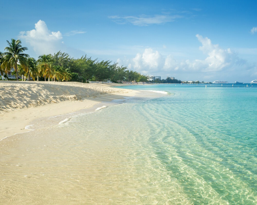 La célèbre Seven Mile Beach, souvent classée parmi les plus belles plages du monde !