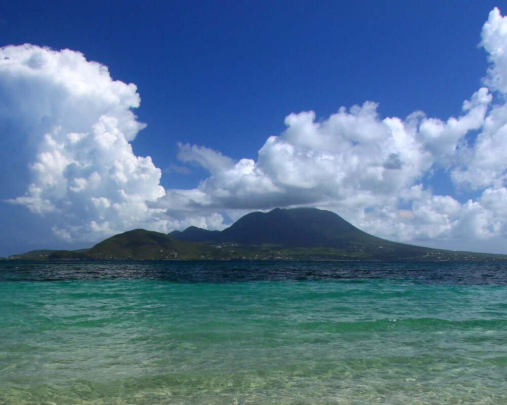 Le mont Nevis, un ancien volcan inactif, culmine à 985 mètres d'altitude au centre de l'île de Niévès