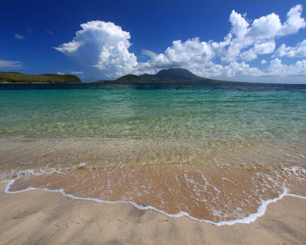 La plage de Major's Bay sur l'île de Saint-Christophe avec en fond l'île de Niévès La plage de Major's Bay sur l'île de Saint-Christophe avec en fond l'île de Niévès