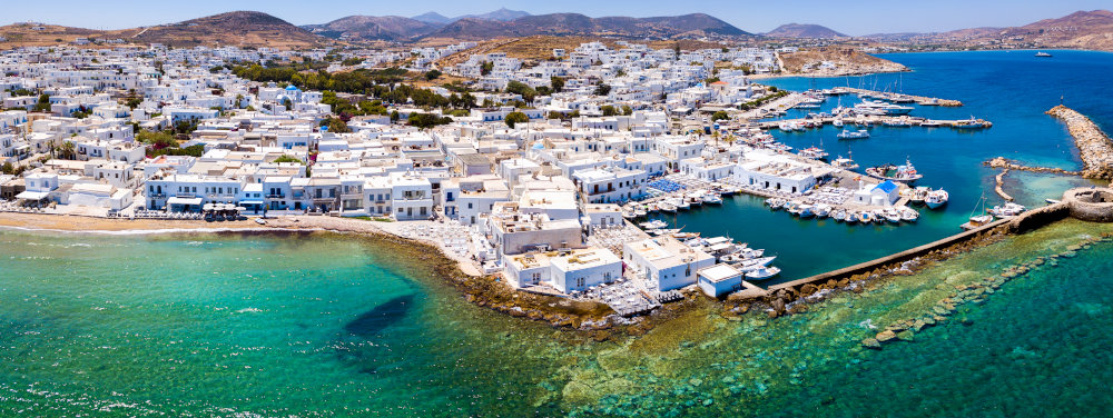 Le village de pêcheurs de Naoussa sur l'île de Paros dans les Cyclades