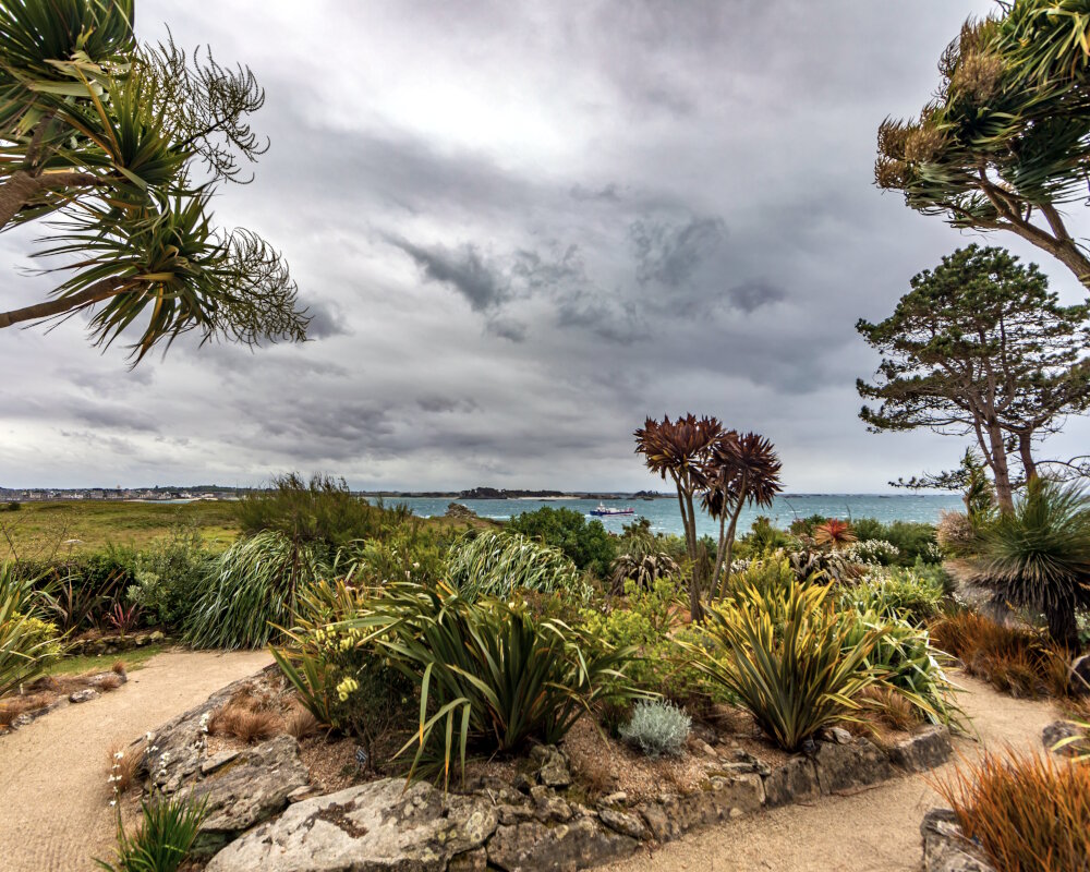 L'exceptionnel jardin botanique de Georges Delaselle avec sa vue imprenable sur la mer et la côte environnante