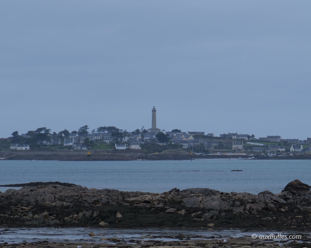 Vue à marée basse de l'île de Batz avec son phare depuis la ville de Roscof