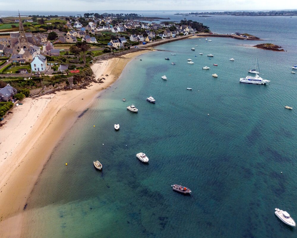 Located in the English Channel off the northern coast of Brittany, just a few kilometers from the town of Roscoff, Batz island is a true little haven of peace where you can enjoy its wild landscapes, unspoiled beaches and historical heritage.