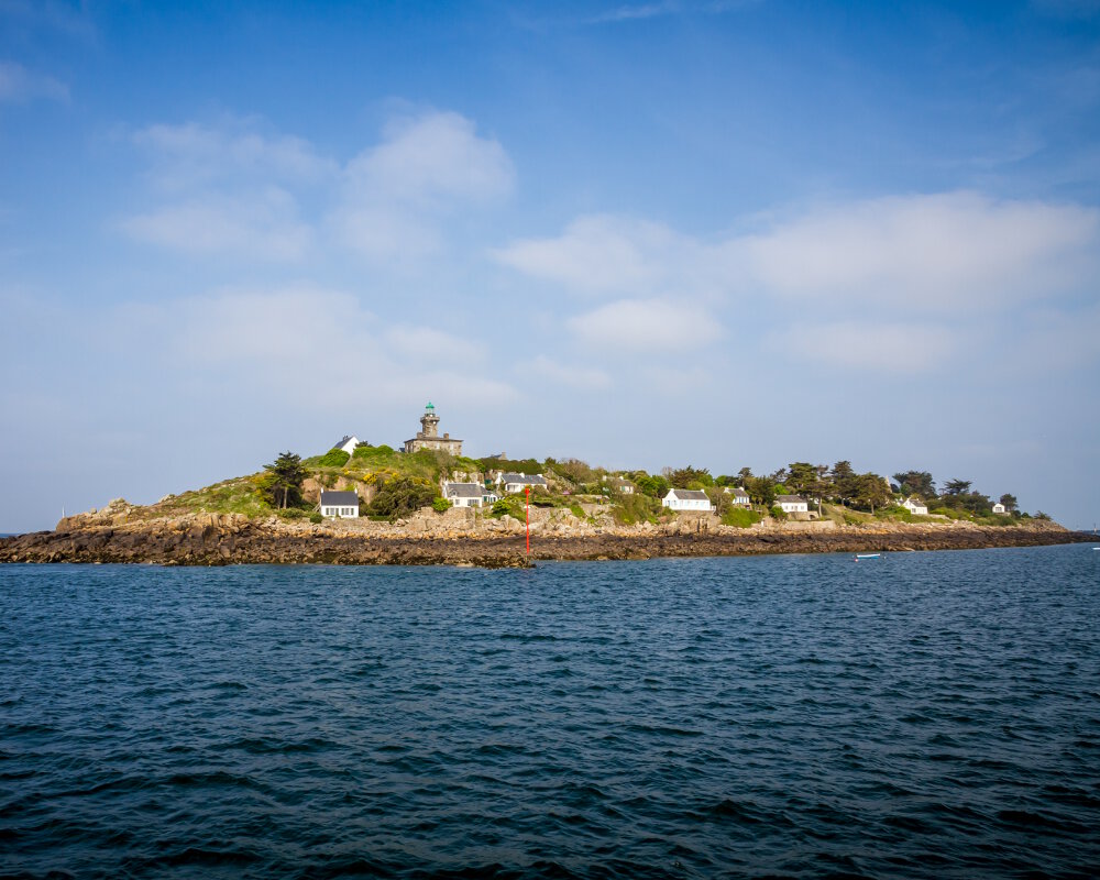 Le phare, construit en 1846-1847, est situé sur la pointe de la Tour au sud-est de l'île principale