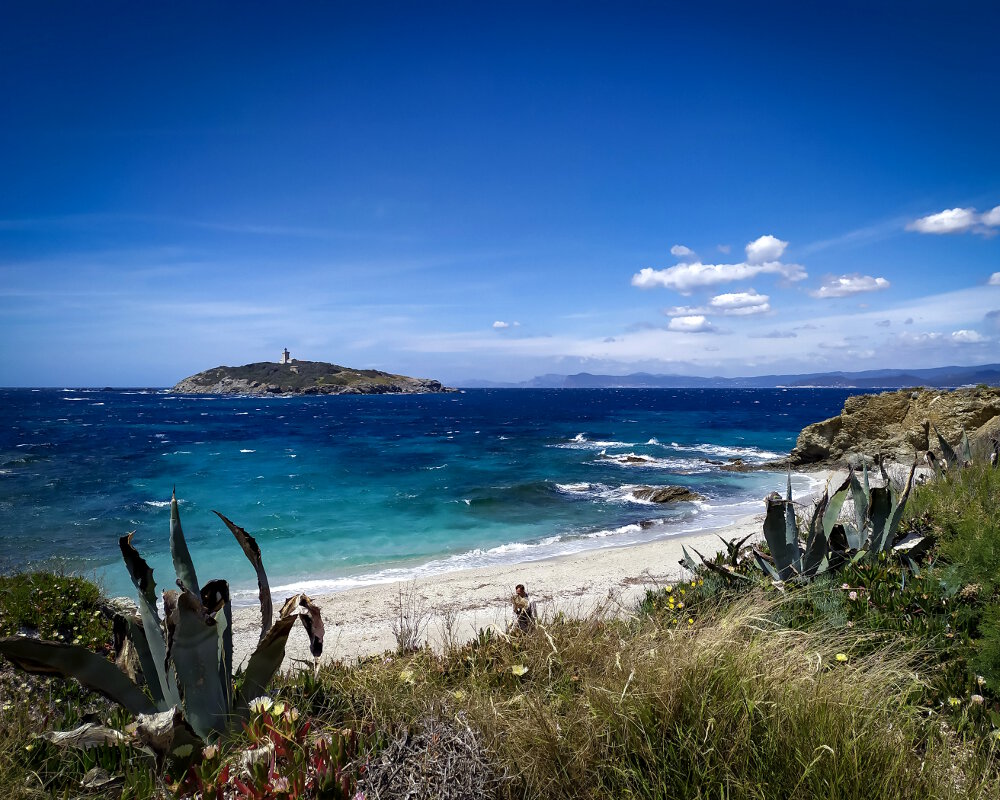 L'île des Embiez avec au loin le phare du Grand-Rouveau