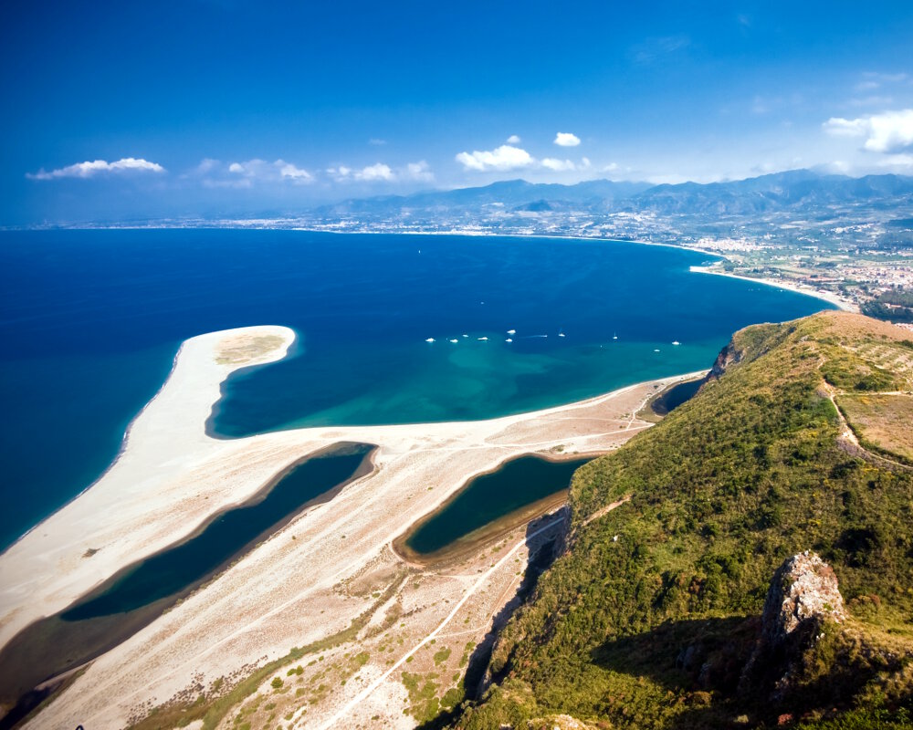 Plage située à la pointe du cap Tindari en Sicile