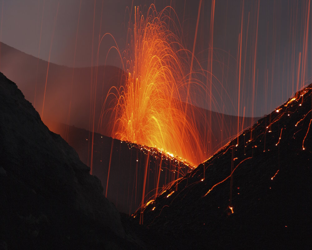 Eruption volcanique du Stromboli, volcan qui a donné son nom à l'île