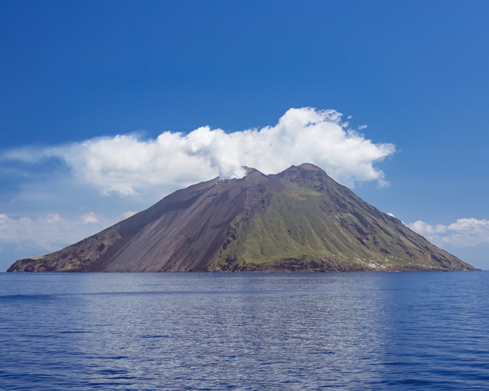 L'île de Stromboli avec son volcan surmonté de son panache de fumerolles blanches