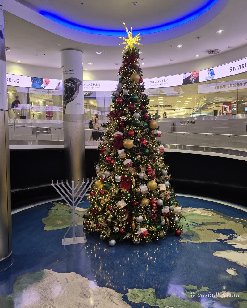 Un sapin de Noël vous accueille à votre arrivée à l'aéroport de Miami
