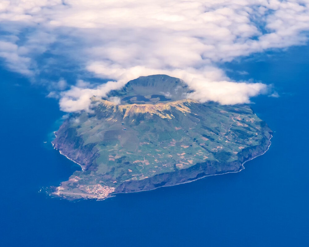 Vue aérienne sur l'ile de Corvo dans l'archipel des Açores