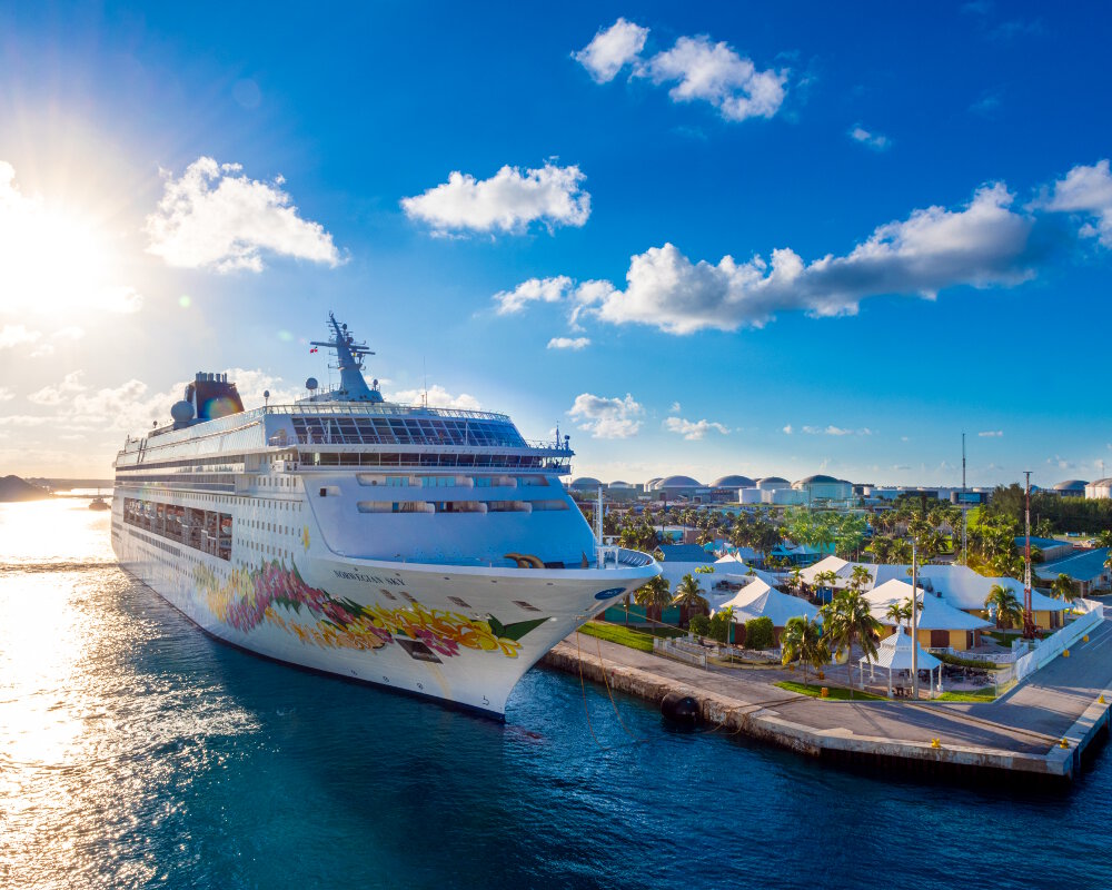Au levé de soleil sur le port de la ville de Freeport avec un paquebot de croisière amarré à quai (Grand Bahama)