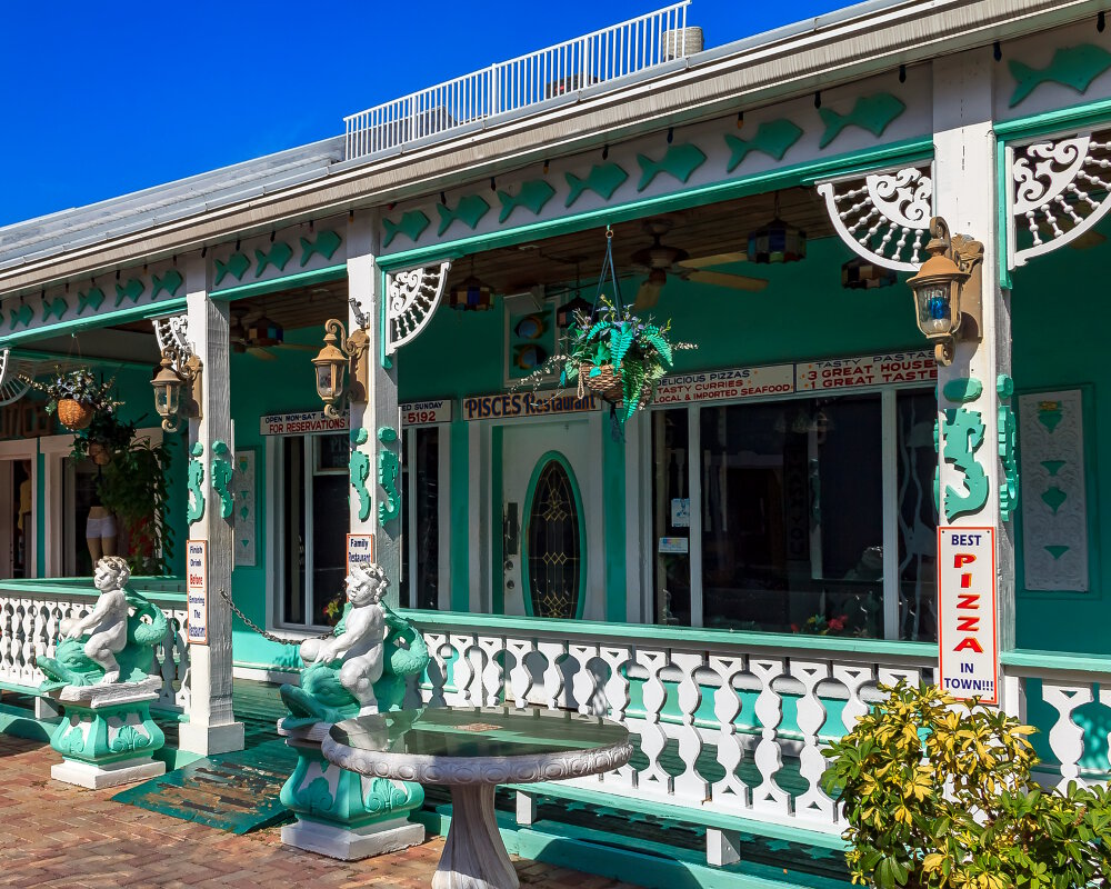 Des boutiques colorées sur la marina de Port Lucaya à Freeport (Grand Bahama)
