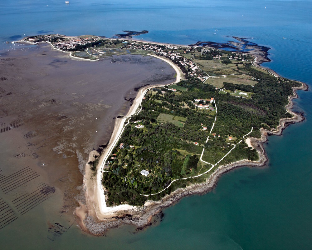 Une vue aérienne sur l'île d'Aix située entre la côte et l'île d'Oléron