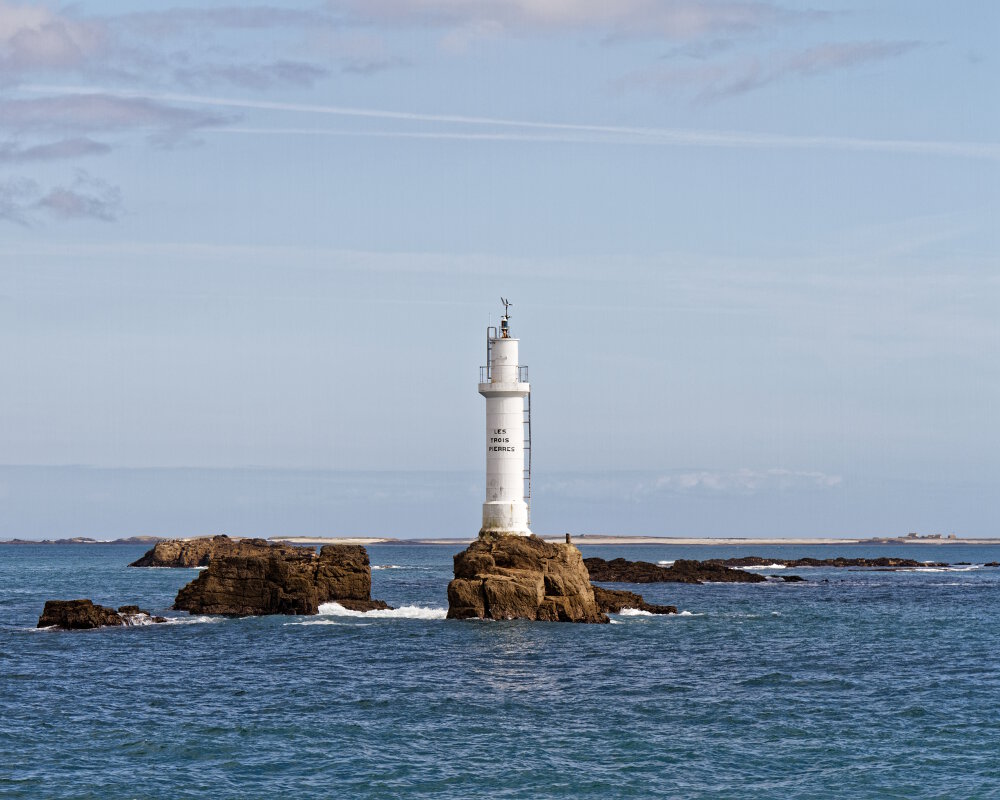 La tourelle des Trois-Pierres avec l'ile de Molène en arrière plan