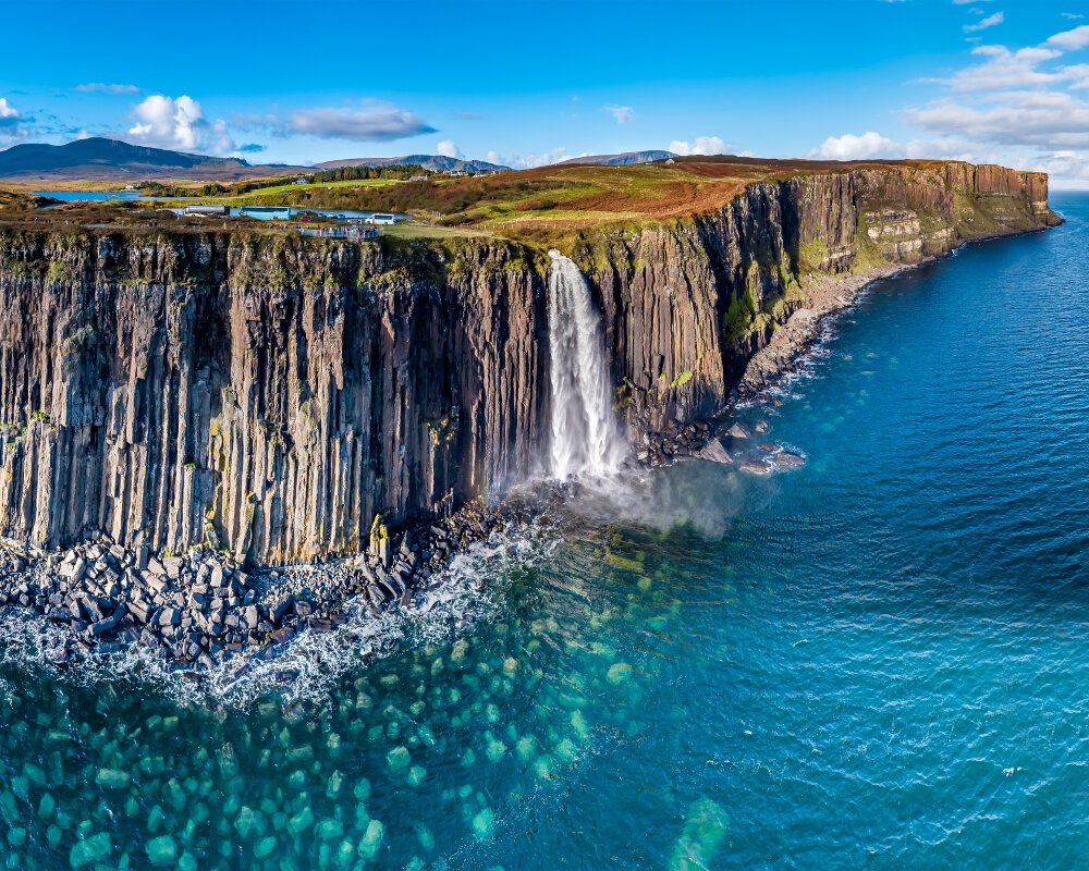 Les falaises et la cascade de Kilt Rock sur l'île de Skye