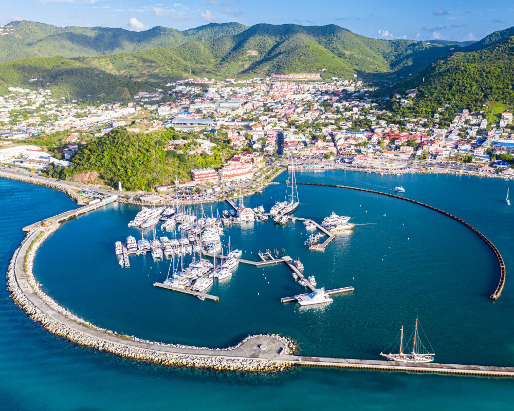 Une vue aérienne de la ville de Marigot avec son port sur la partie française de l'île de Saint-Martin