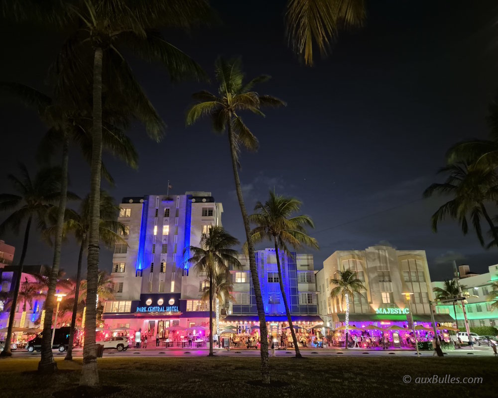 Ocean Drive à Miami Beach, avec ses hôtels Art Déco illuminés la nuit, emblématiques du quartier historique de South Beach