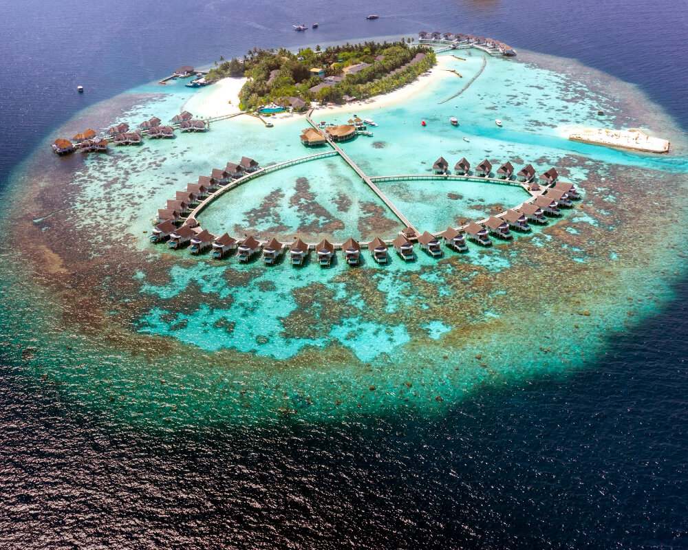 Vue aérienne du « Centara Grand Island Resort & Spa » sur l'ile de Machchafushi dans l'atoll d'Ari