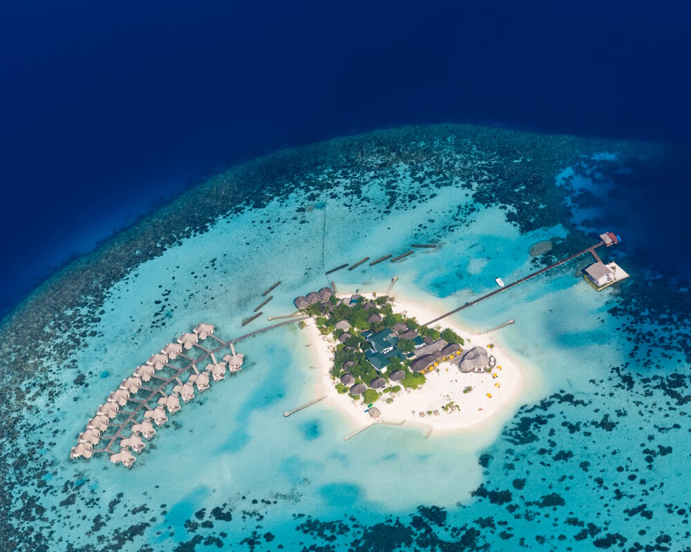 Vue aérienne du resort &laquo;&nbsp;Drift Thelu Veliga Retreat&nbsp;&raquo; sur la petite île de Theluveligaa entourée par des eaux turquoise dans le Sud de l'atoll d'Ari, aux Maldives