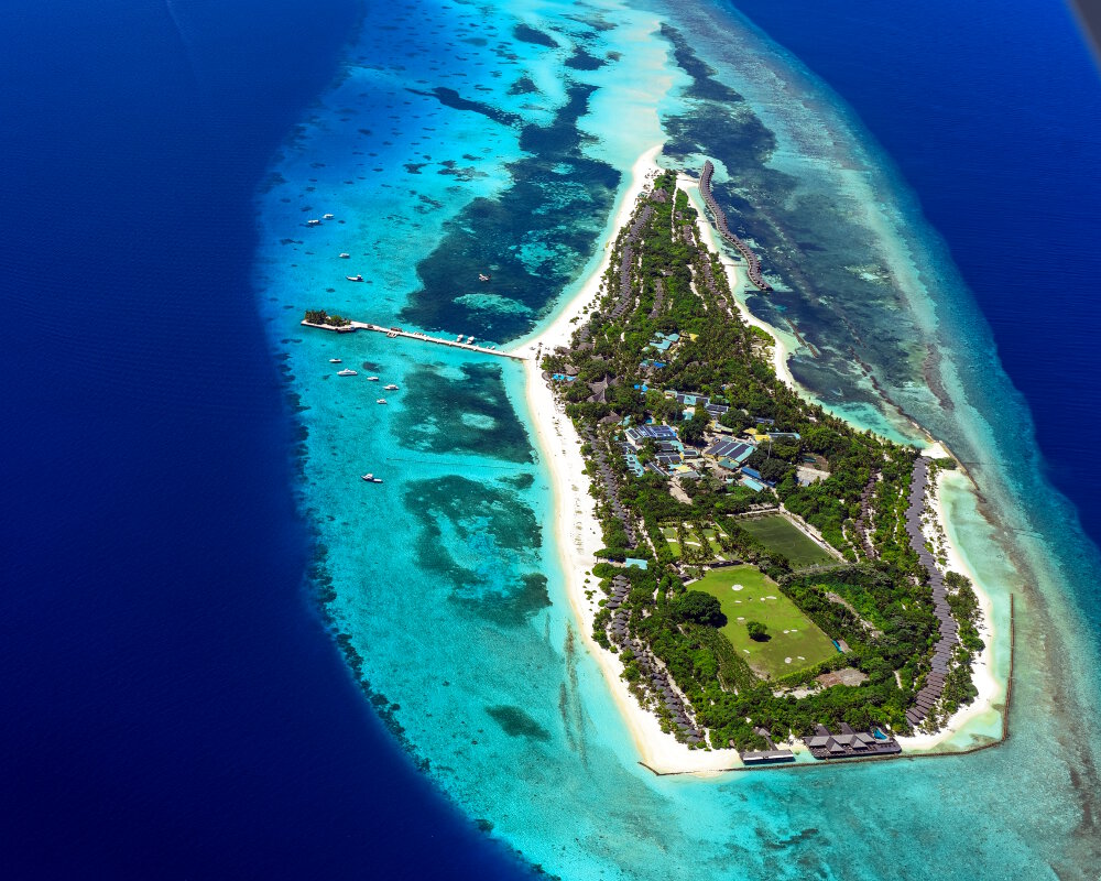 Vue aérienne du &laquo;&nbsp;Palm Beach Island Resort & Spa&nbsp;&raquo; sur l'ile de Madhiriguraidhoo dans l'atoll de Lhaviyani