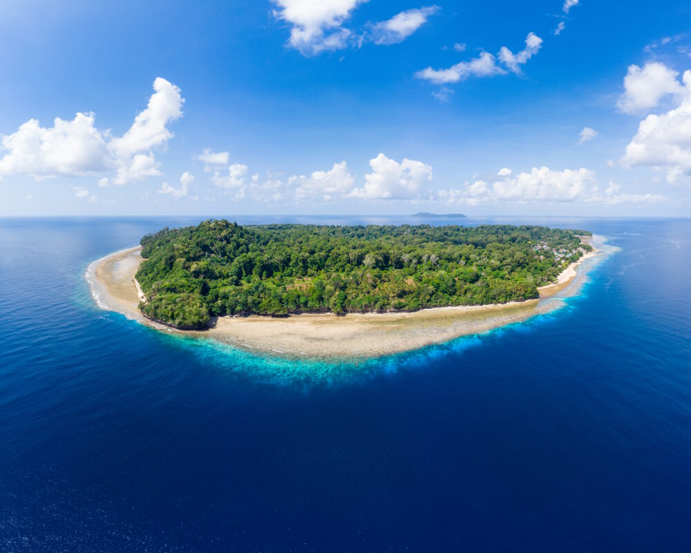 Vue aérienne de l'ile de Pulau Ai dans l'archipel de Banda