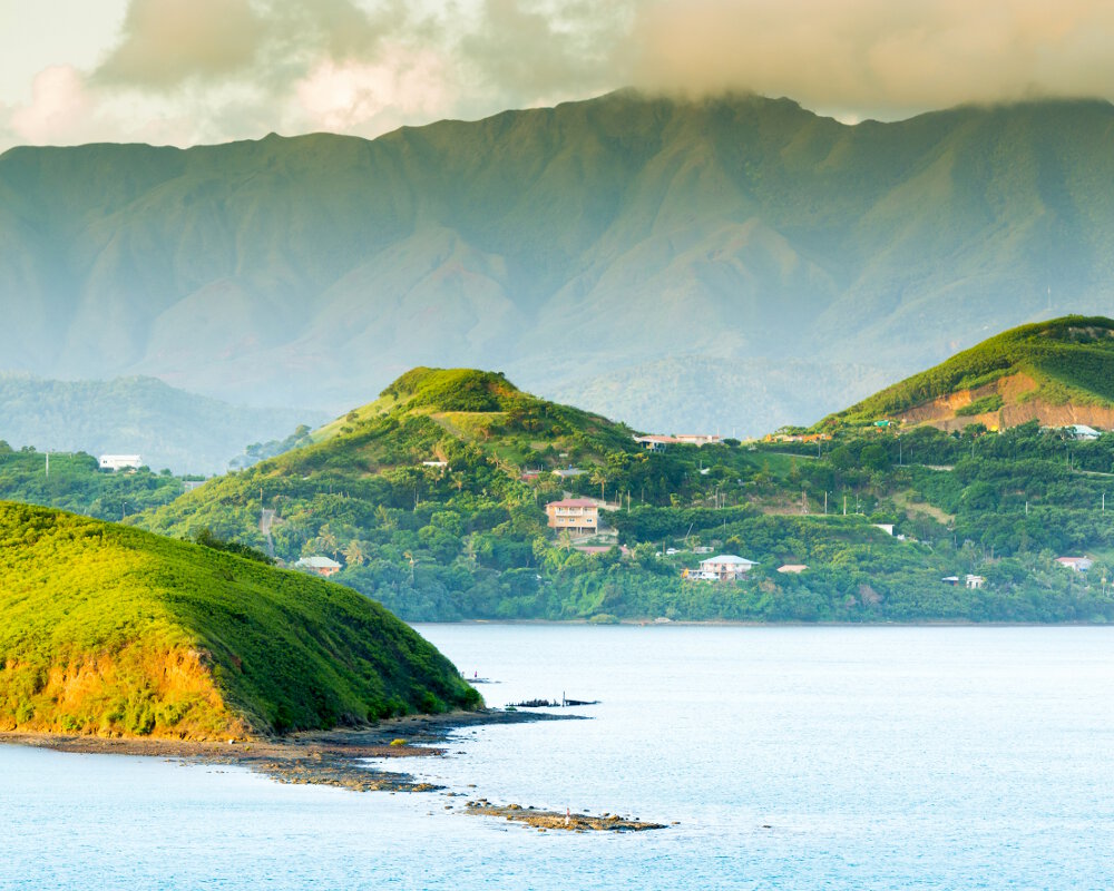 Le coucher de soleil fait ressortir les contrastes de la côte aux alentours de Nouméa