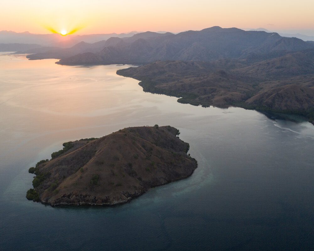 Vue aérienne de l'île de Komodo située dans l'archipel des petites îles de la Sonde