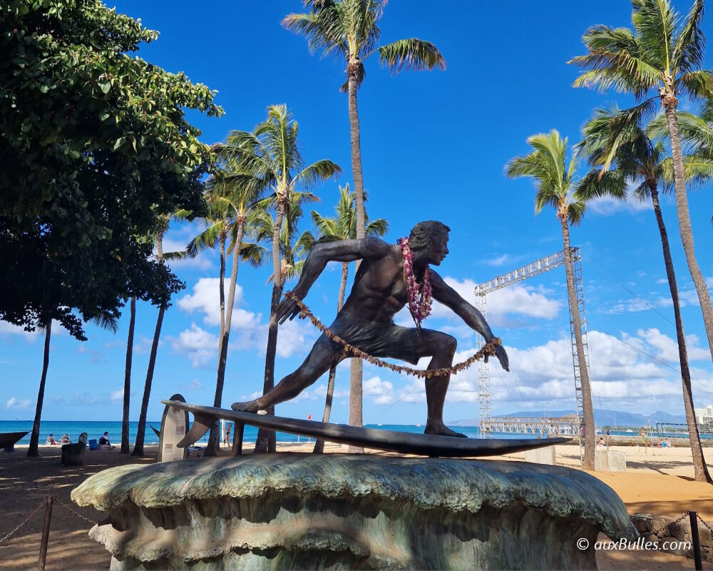 On the iconic Waikiki Beach on O'ahu stands the statue of a surfer, a symbol of the true spirit of Hawaii On the iconic Waikiki Beach on O'ahu stands the statue of a surfer, a symbol of the true spirit of Hawaii
