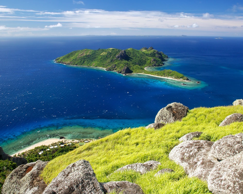 Vue panoramique sur l'île de Kuata depuis le sommet de Vatuvula, sur l'île de Wayasewa, dans l'archipel des Yasawa aux Fidji