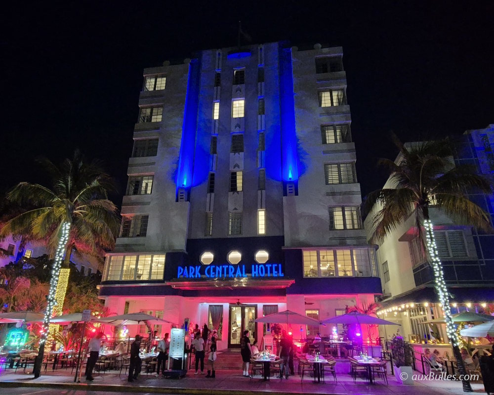 Le Park Central Hotel à Miami Beach, exemple emblématique de l'architecture Art déco illuminé la nuit sur Ocean Drive