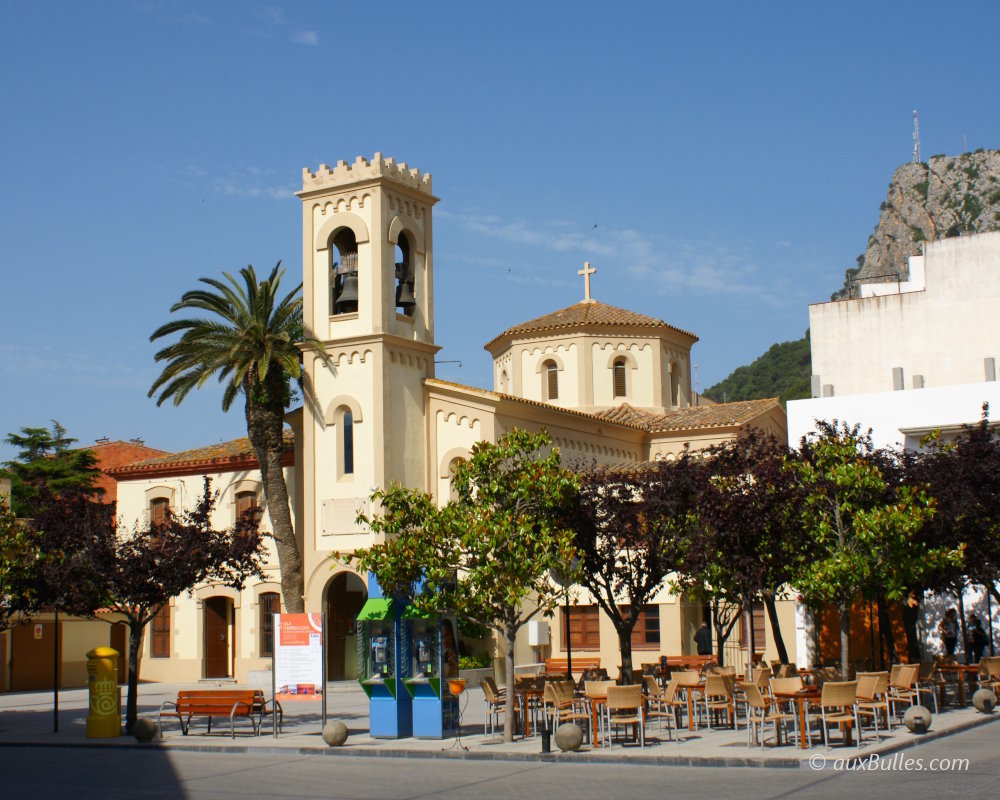 At the end of L'Estartit's pedestrian street, the church square marks the lively heart of the seaside resort