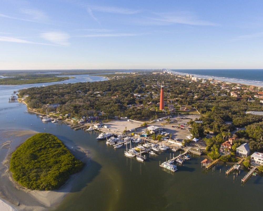 Vue aérienne du Ponce Inlet Lighthouse, le plus haut phare de Floride, dominant la côte Atlantique
