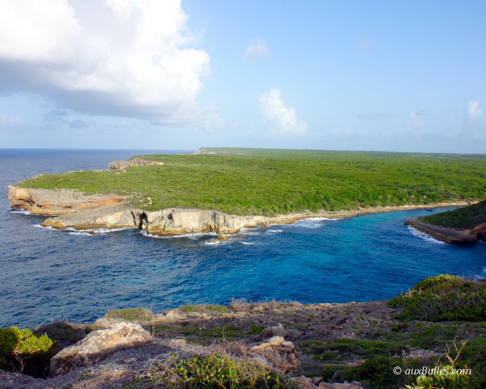 La Porte d'Enfer à Anse-Bertrand, site naturel de la côte nord de la Guadeloupe, est une baie protégée par des falaises calcaires et un lagon aux eaux calmes et turquoise, bordé par l'océan Atlantique